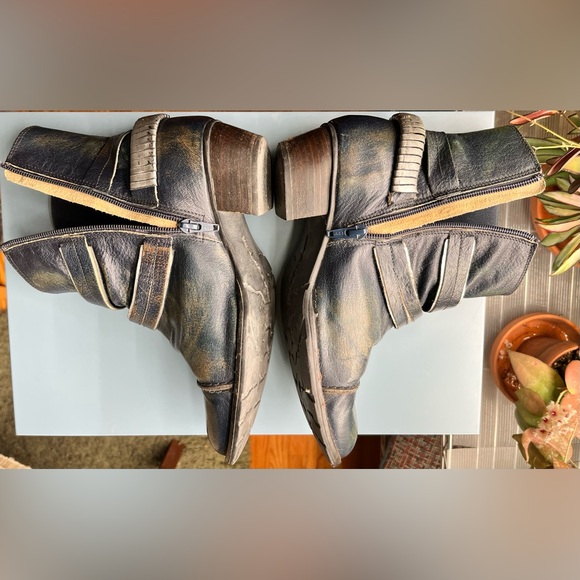 Dkode Navy/Teal Leather Boots with Silver Accents - Picture 11 of 16